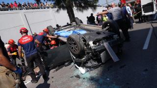 İzmir'de alt geçide düşen otomobildeki 3 kişi öldü