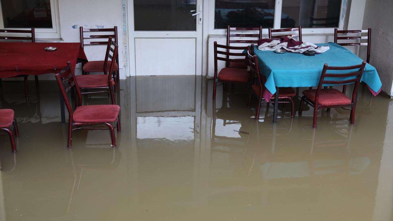Yağış sonrası bazı binaların zemin katlarını su bastı