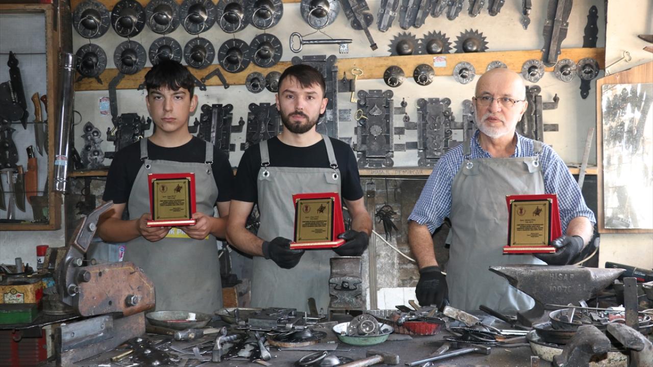 "Burada işi öğreniyorum. Kaynak yapıyorum, demir dövüyorum"