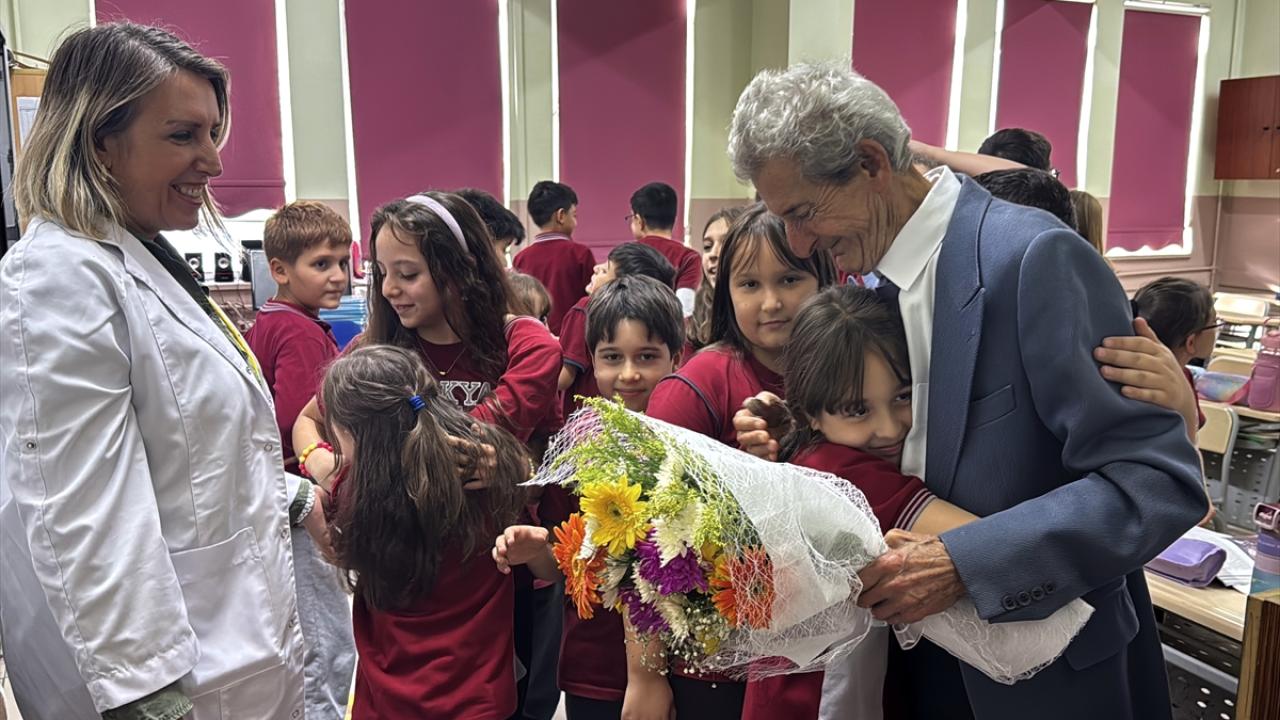 Minik öğrenciler emekli öğretmene uzun süre sarıldı