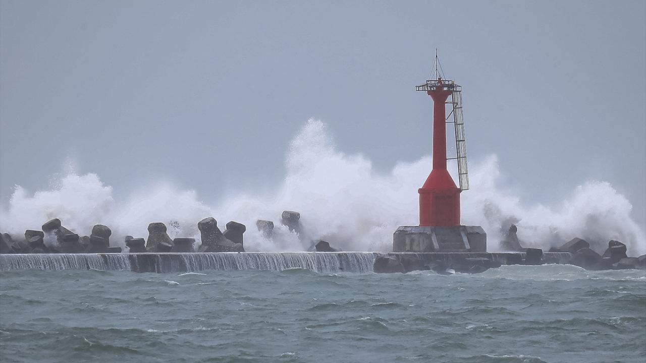 Karaya oturan yakıt tankerinin mürettebatı kurtarıldı