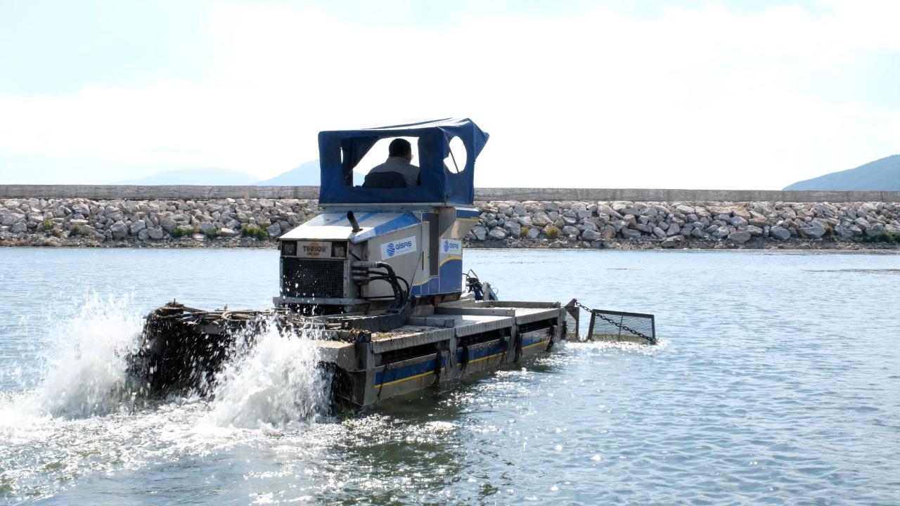 Özel araçlarla ve dalgıçlarla temizlik başladı