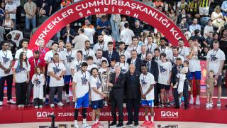 Cumhurbaşkanı Erdoğan Anadolu Efes'e şampiyonluk kupasını verdi