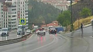 Kontrolden çıkan minibüs kayalıklara böyle çarptı