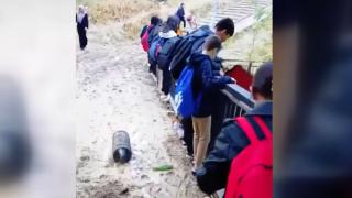 Esenyurt'ta çamur içindeki köprüde öğrencilerin zorlu yolculuğu kamerada