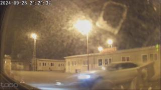 Prefabrik iş yerinin içinden geçen araç başka iş yerine çarparak durdu