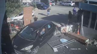 Fren yerine gaza bastı, okul bahçesine daldı: 3 yaralı