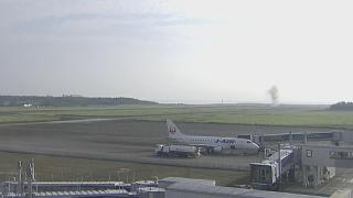 Japonya'daki havaalanında pistte patlama: 7 metrelik çukur oluştu