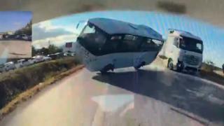 Manisa'da tır minibüse arkadan çarptı