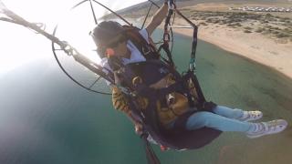 Paramotorla uçan küçük çocuk uyuyakaldı