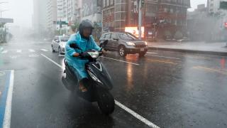 Krathon Tayfunu Tayvan'ın güneyinde karaya ulaştı