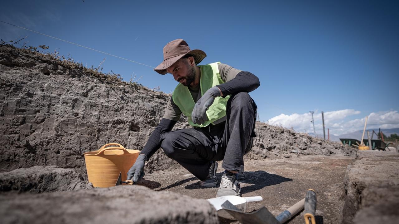 "Kazıda çıkarılan örnek eserleri bilimsel yayınlarla duyurduk"