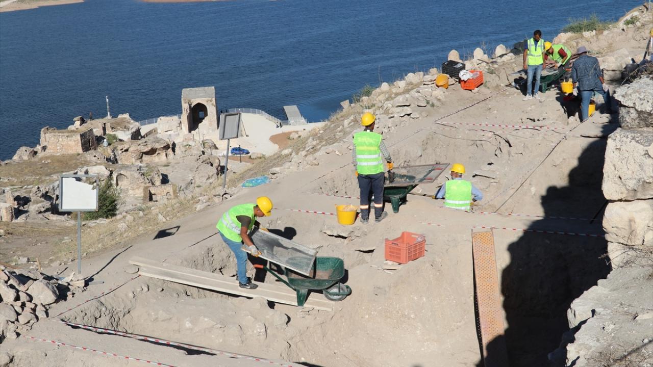 "Bölgede egemen devletlere ait yapı kalıntılarını da bulmayı umut ediyoruz"