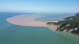 Bartın'da çamurlu su denizin rengini değiştirdi