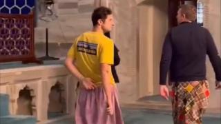 Turist kafilesindeki erkekler camide saygılarından etek giyip gezdi