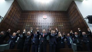 Erdoğan, AK Parti'ye katılan yeni üyelere rozetlerini taktı