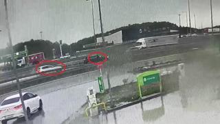 Kazaya yardım etmeye giden kişiye başka bir araç çarptı