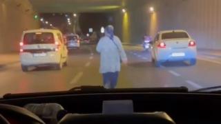 Trafiğe aldırış etmeden araçların arasında yürüdüler