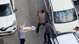 Kağıthane'de sürücüyü darbettiler: Araca demir sopa ve çekiçlerle zarar verdiler