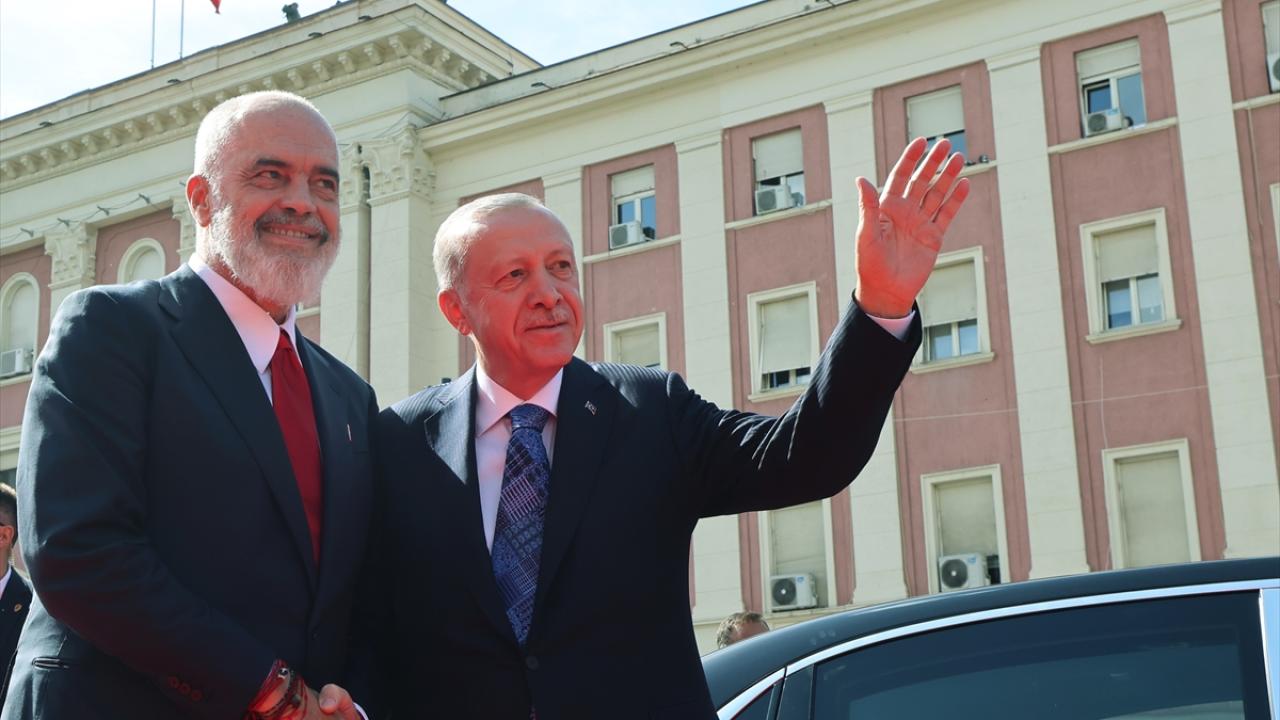 Edi Rama ile ortak basın toplantısına katılacak