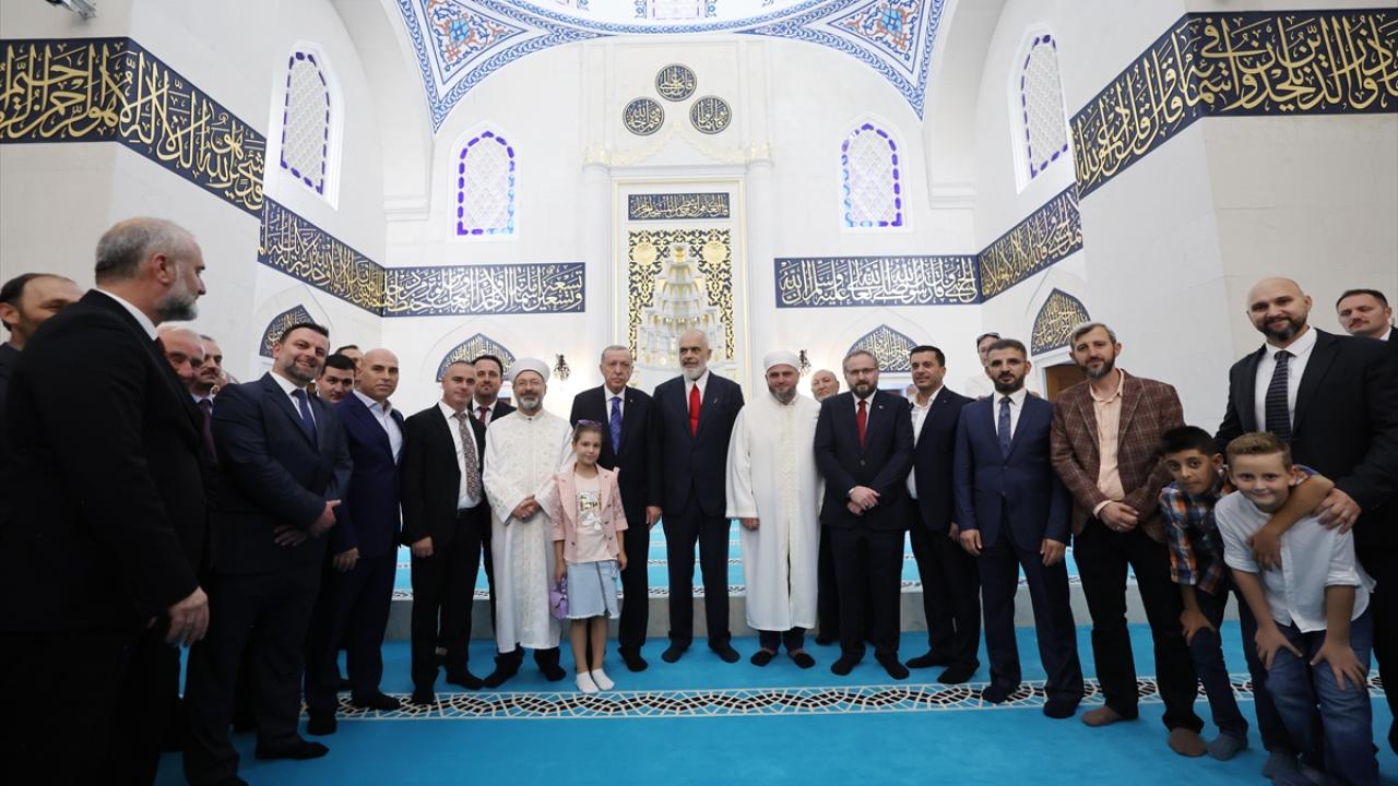 "Yüce dinimiz camiler inşa etmeyi bir görev olarak yüklüyor"