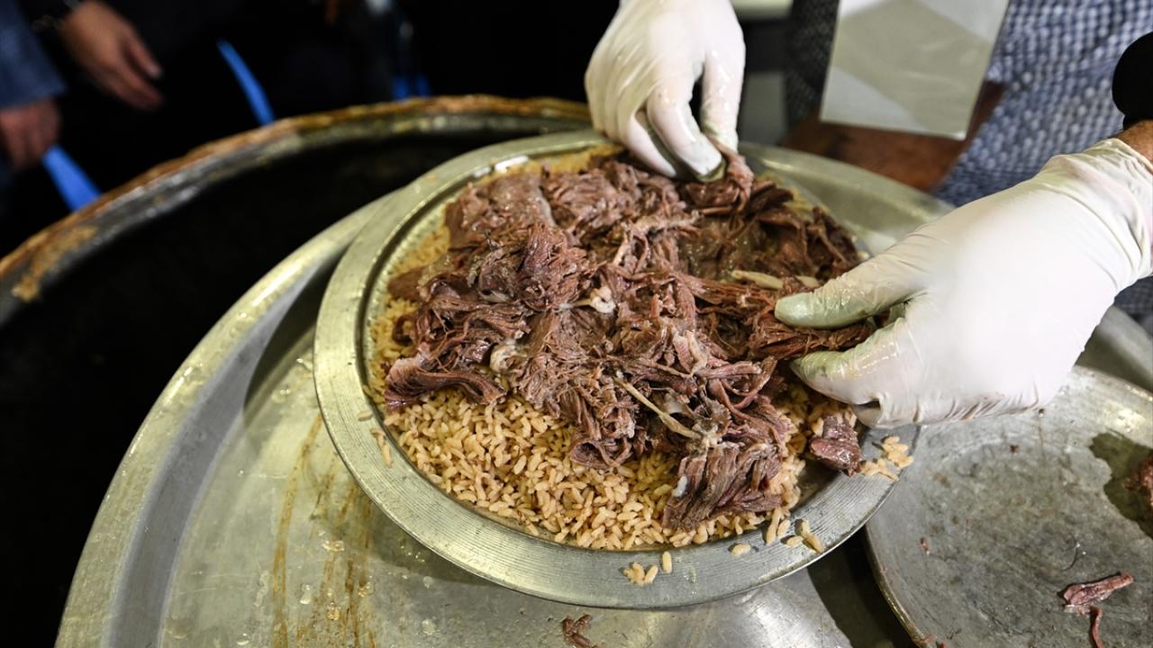 Pirinçler bez torbada pişiriliyor