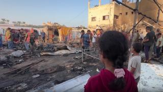 Katil İsrail, Gazze'de hastane yerleşkesindeki yerinden edilmiş Filistinlilerin çadırlarını bombaladı