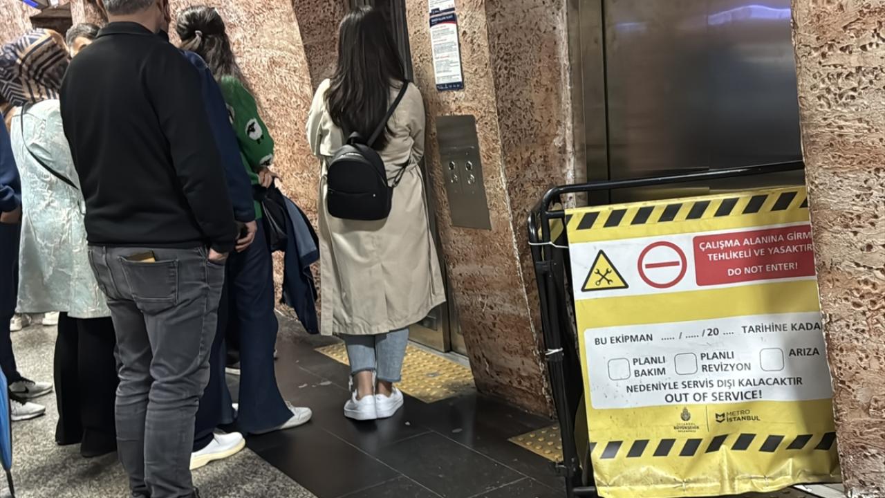 Metro istasyonlarında bir giriş-çıkışın tamamen kapatıldığı görüldü