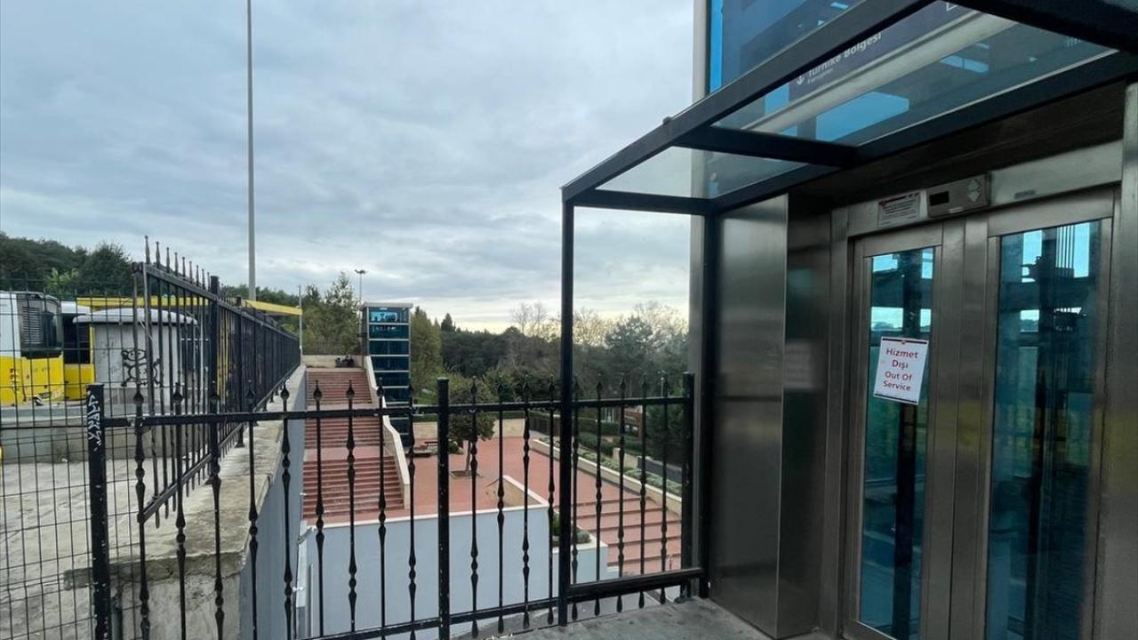 Pik saatlerde yolcular peronda bekliyor