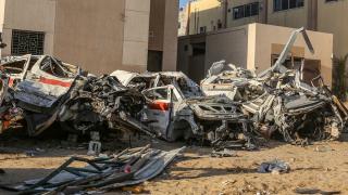 İsrail'in Gazze'ye düzenlediği saldırılarda ambulanslar ağır hasar gördü