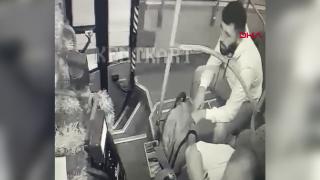 Önce şoförün görüş açısını kapattı, sonra da cüzdanını çaldı