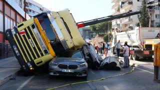 Polisten kaçan tır otomobillerin üzerine devrildi: 2 yaralı