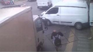 Üzerine demir korkuluk düşen genç başından yaralandı