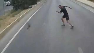 Düşen telefonunu almak isterken otobüs çarptı