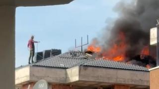 Çatıdaki yangını bahçe hortumuyla söndürmeye çalıştı