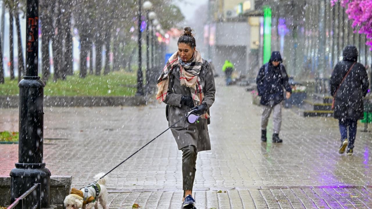Moskova’da mevsimin ilk kar yağışı