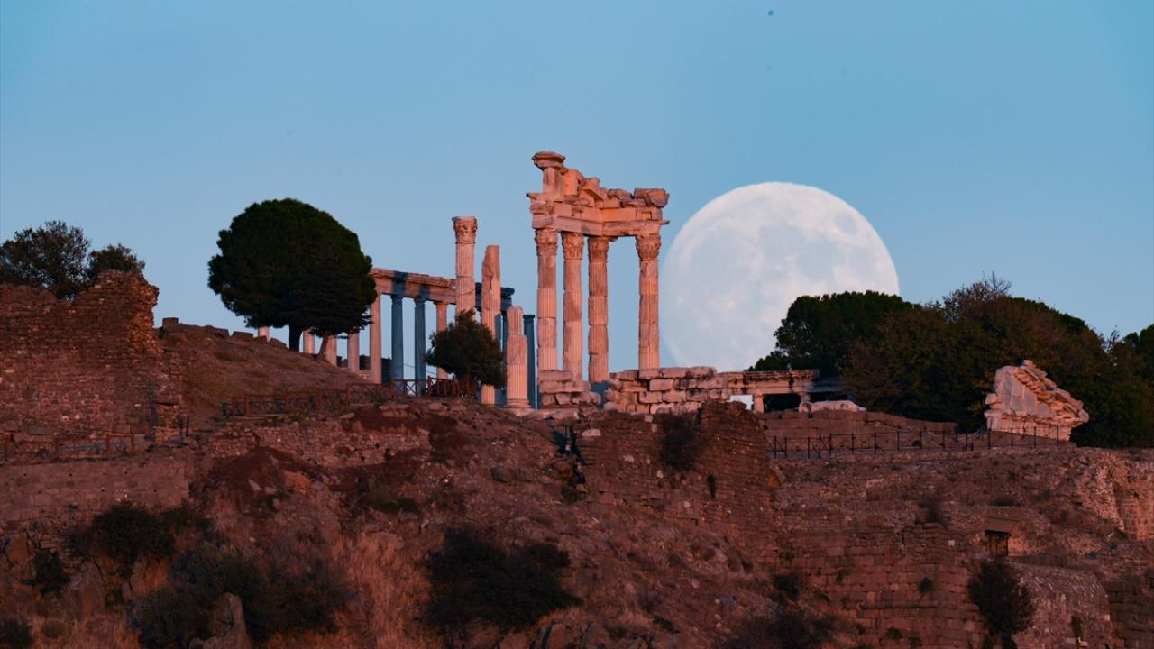 Akropol Antik Kenti`nde Dolunay