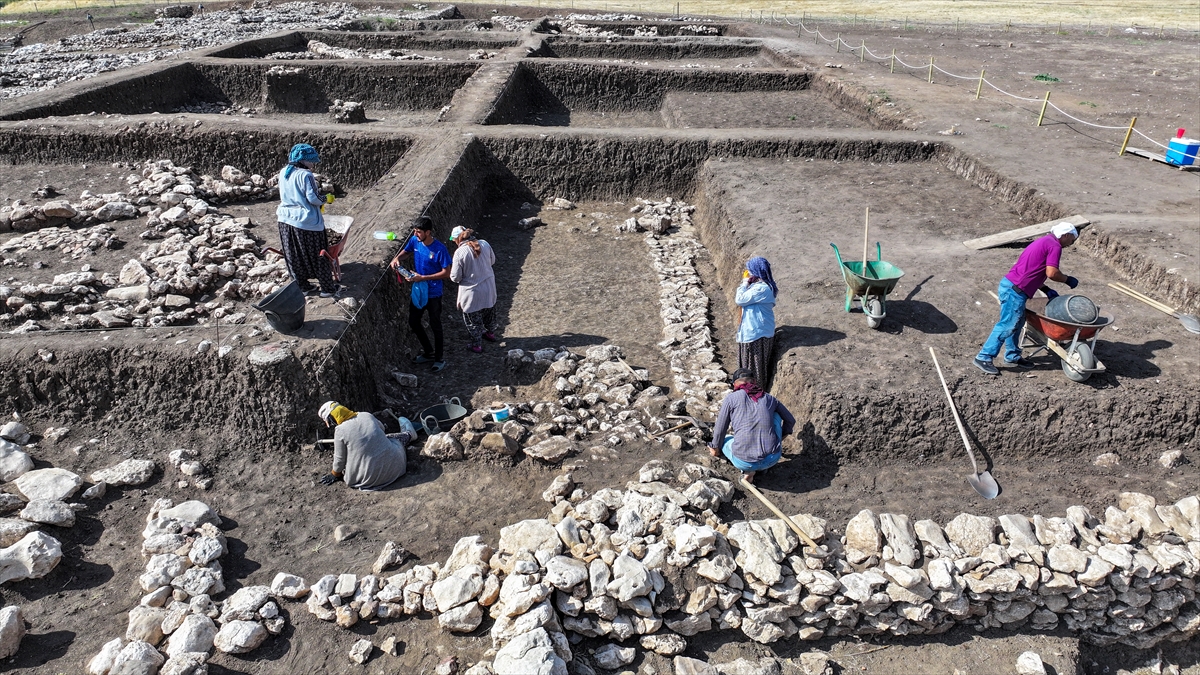 "Çok küçük boyuttaki boncukları dahi elek yapmadan toprağı kazarken buluyorlar"
