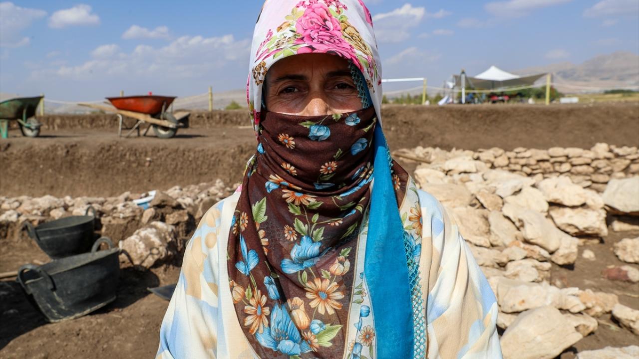 "Toprağı iğne oyası işler gibi işliyoruz"