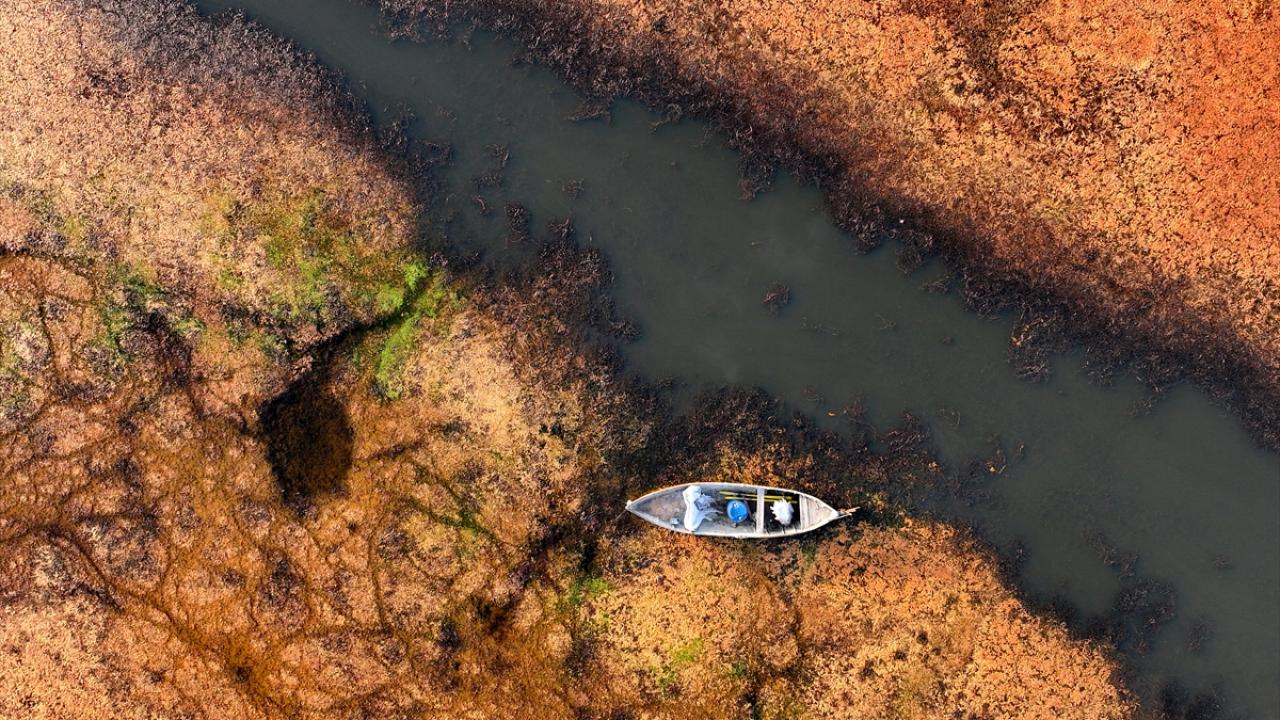 Karaya oturan gezi teknesi kuraklığın fotoğrafı oldu