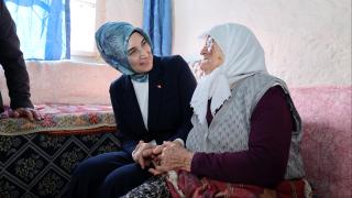 Afyonkarahisar Valisi Yiğitbaşı, 89 yaşındaki Şerife Temel'i ziyaret etti