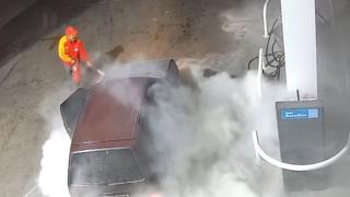 Akaryakıt istasyonunda otomobil yangını