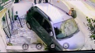 Vitesleri karıştırdı, gaza basınca merdiven boşluğuna düştü