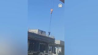 İnşaat işçisinin vinç halatındaki tehlikeli hareketi kamerada