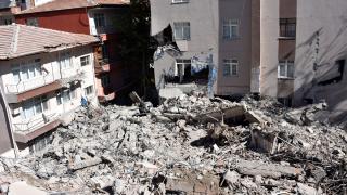 Kırıkkale'de hasarlı binanın yıkımında 3 bina zarar gördü