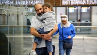 Lübnan'dan ayrılan Türk vatandaşları uçakla Mersin'e geldi