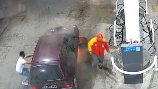 Akaryakıt istasyonunda otomobil bir anda alev aldı