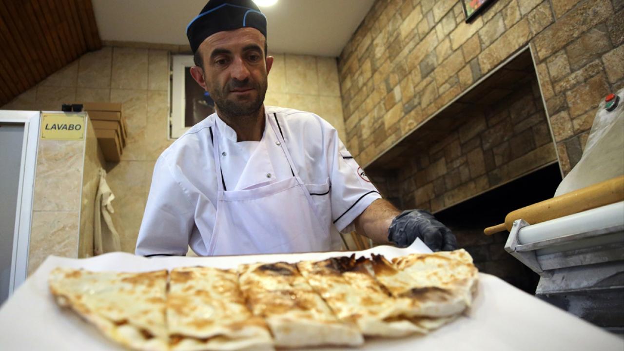 İçi mantardan hazırlanıp odun ateşinde pişiriliyor