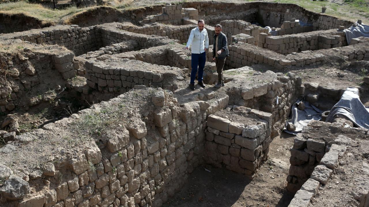 Bitlis Kalesi'nde saraya ait olduğu değerlendirilen anahtar ile aparatları bulundu