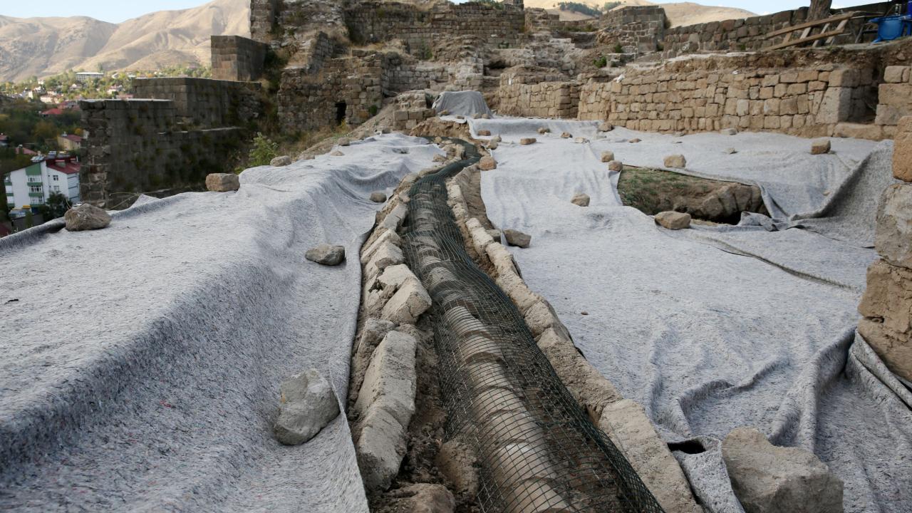 Bitlis Kalesi'nde saraya ait olduğu değerlendirilen anahtar ile aparatları bulundu